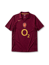 HIGHBURY 1913-2006 문구가 새겨진 아스날 2005-06 홈 레트로 유니폼