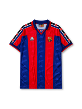 FC 바르셀로나 1995-97 홈 레트로 유니폼, 청색과 적색 세로 스트라이프에 Kappa 로고 테이핑과 클럽 엠블럼이 적용된 반팔 축구 셔츠