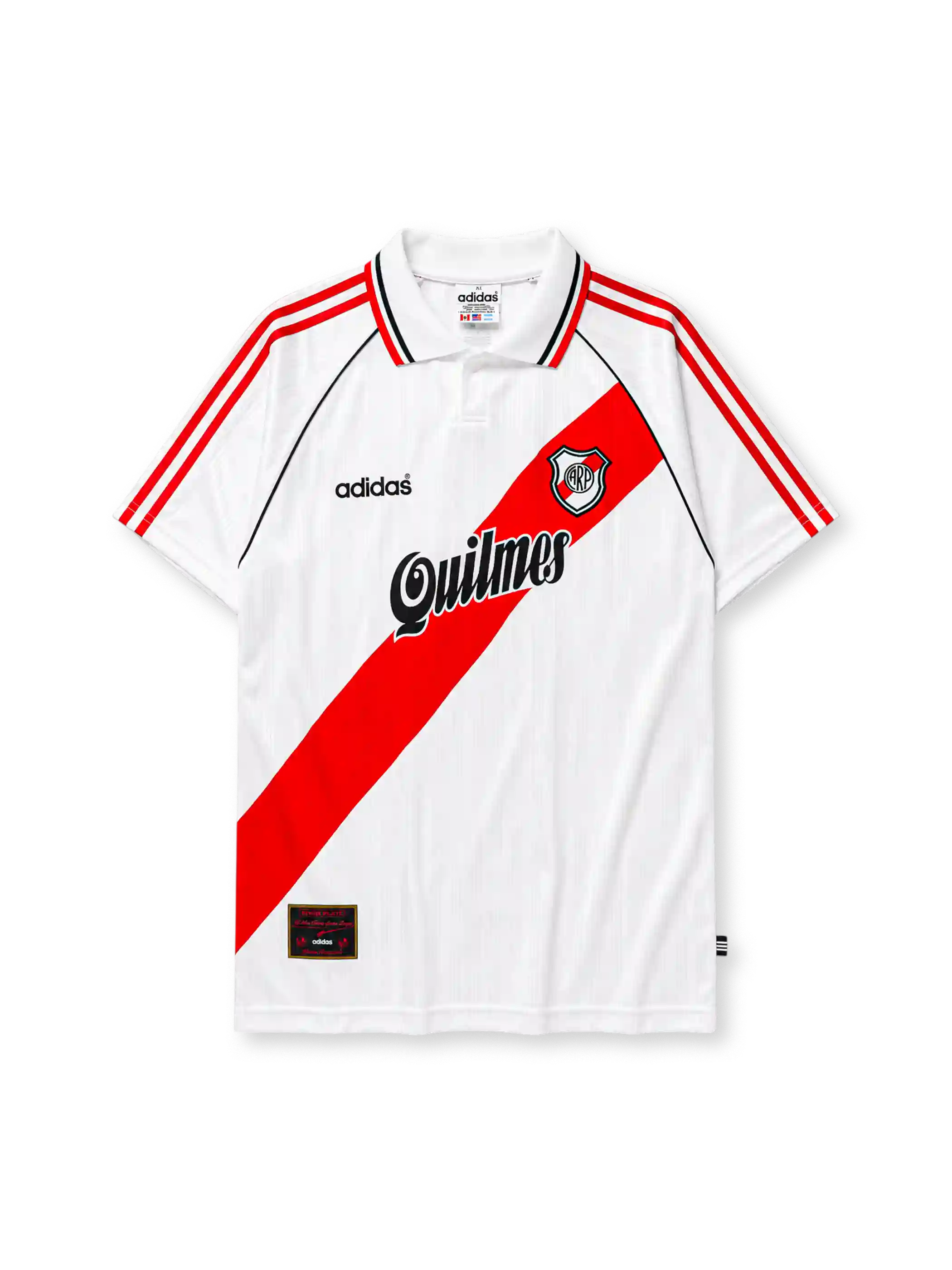 리버 플레이트 1995/96 홈 레트로 유니폼, 흰색 바탕에 빨간색 대각선 띠와 adidas 로고, CARP 엠블럼 및 Quilmes 스폰서가 적용된 반팔 축구 셔츠