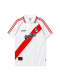 리버 플레이트 1995/96 홈 레트로 유니폼, 흰색 바탕에 빨간색 대각선 띠와 adidas 로고, CARP 엠블럼 및 Quilmes 스폰서가 적용된 반팔 축구 셔츠