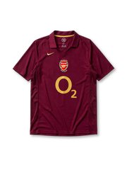 HIGHBURY 1913-2006 문구가 새겨진 아스날 2005-06 홈 레트로 유니폼