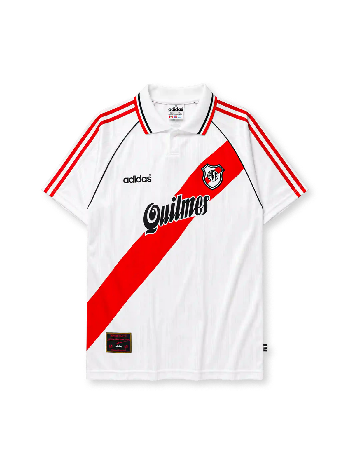 리버 플레이트 1995/96 홈 레트로 유니폼, 흰색 바탕에 빨간색 대각선 띠와 adidas 로고, CARP 엠블럼 및 Quilmes 스폰서가 적용된 반팔 축구 셔츠