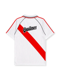 리버 플레이트 1995/96 홈 레트로 유니폼, 흰색 바탕에 빨간색 대각선 띠와 adidas 로고, CARP 엠블럼 및 Quilmes 스폰서가 적용된 반팔 축구 셔츠