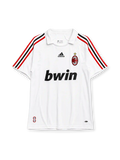 AC 밀란 2007/08 어웨이 레트로 유니폼, 흰색 바탕에 빨간색과 검은색 adidas 어깨 삼선, 블랙 bwin 스폰서와 금색 별이 장식된 클럽 엠블럼이 적용된 반팔 축구 셔츠