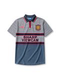 1995/96 시즌 맨체스터 유나이티드 어웨이 레트로 유니폼, 그레이와 네이비 배색, Umbro 로고, SHARP VIEWCAM 스폰서 및 레드 라인 디테일이 특징인 축구 셔츠